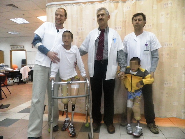 ジフ病院提供：シリア人負傷者とラーナー医師とスタッフ